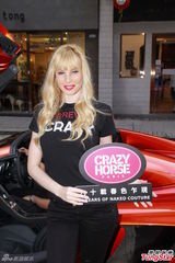 组图：巴黎癫马首度访港 黄长兴获香吻艳福不浅