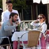 组图：艾玛与男友甜蜜享午餐 黑白装扮简约典雅