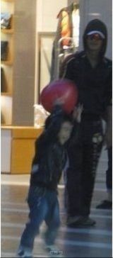 组图：谢霆锋夫妇携子游澳门 Lucas大笑扮可爱