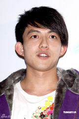 幻灯图：林宥嘉体验一日宅男 与可爱女仆同看电影