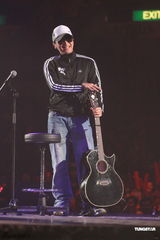 组图：杨千嬅挺大肚捧场梁汉文 陈奕迅夫妇亮相