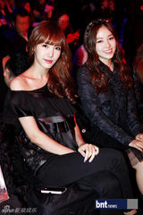 组图：具俊晔朴政珉等出席韩国首尔时装秀