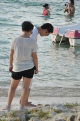 组图：小沈阳携爱妻外海度假补过情人节