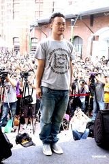 高清图：陈奕迅签唱会搞怪 演唱会加场回馈歌迷