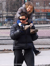 幻灯图集：休-杰克曼展慈父情怀 被女儿当马骑 