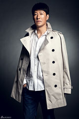 组图：于震春季写真曝光 衬衫牛仔随性