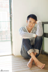 组图：张丹峰时尚写真彰显清新气质