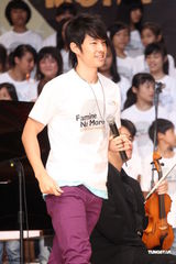 组图：吴健豪Faye王宏恩齐聚 音乐会献爱到东非