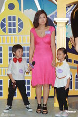 组图：周家蔚出席活动穿平底鞋宣布怀孕三月