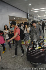 组图：宋茜亮相浦东机场 墨镜遮面衣着随性