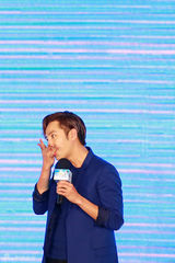 组图：张根硕粉丝会变吃货 吃甜食吮指卖萌