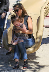 组图：阿尔芭一家外出游公园 小女儿圆脸激萌