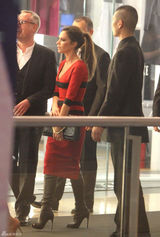 高清组图：维多利亚街拍 紧身红裙搭配黑色手包