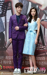 组图：《单身女》发布 李秉宪美娇妻演失婚女