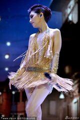 组图：SHE巡演人妻Ella尺度全开 深V裸背露美腿