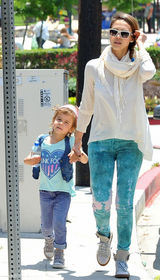 组图：杰西卡-阿尔芭全家野餐 女儿勾脖倒地表情囧