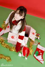 组图：日意混血奥真奈美圣诞写真 甜美乖巧惹人爱