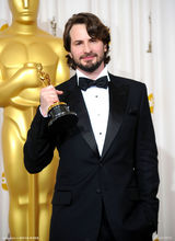 高清图：奥斯卡后台 马克-鲍尔凝视小金人感慨万千