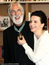 幻灯图集：导演汉内克获文化勋章 比诺什献拥抱