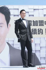 组图：张智霖签约将发翻唱辑 明年红馆开唱