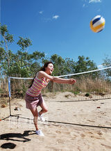 组图：任珈锐荒岛热辣上演沙滩律动风情