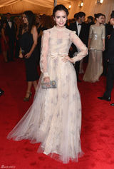 阿尔巴金色长裙赛缪斯 老牌美女波姬-小丝拄拐(图)