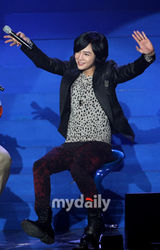 幻灯图：张根锡首尔举行粉丝见面会气氛火爆