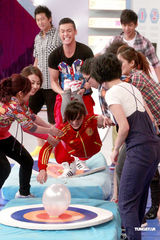 高清组图：陈伟霆《奖门人》抢镜 大玩胸爆气球