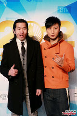 组图：时尚大典星光熠熠 黄渤嘻哈装亮相