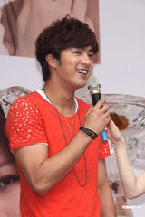 组图：王心凌新专辑预购签唱 好友贺军翔到场支持