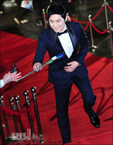 组图：赵政锡帅气亮相红毯 黑色西服潇洒帅气