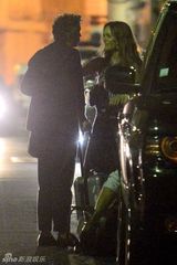 组图：德普前女友与发型师拥抱热吻