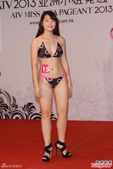 组图：亚姐泳装火辣秀胸 怪咖多女版王祖蓝现身