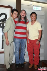 组图：马修连恩体验泡脚 一脸陶醉好舒爽