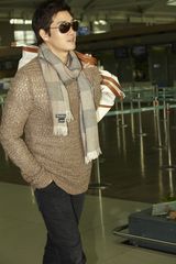 组图：韩星刘智泰休闲亮相机场笑容满面