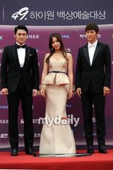 组图：金雅中妩媚长裙现身 吴尚真朱元护花