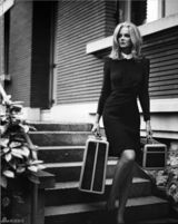 组图：超模艾妮可化身贵妇 穿蕾丝内衣神秘性感