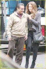 组图：凯蒂-贝金赛尔新片伦敦热拍 片场傻笑