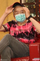 组图：高凌风虚弱上节目 驳斥前妻不实指控