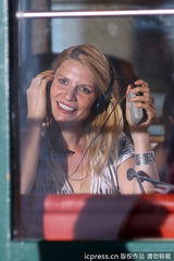 组图：克莱尔-丹尼斯挺大肚现身片场任监制