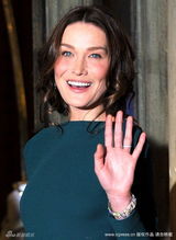 幻灯图：法总统夫人不穿胸衣会见俄总统惹争议