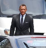 组图：《007空降危机》片场 克雷格西装摸爬滚打