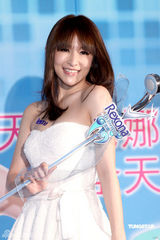 幻灯图集：萧亚轩性感抹胸洋装代言 否认变宗教信仰