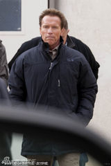 组图：施瓦辛格拍新片穿脏衣显疲态硬汉待转型