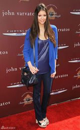 高清组图：妮娜-杜波夫蓝色西装外套搭配牛仔裤