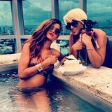 组图：蕾哈娜比基尼与萌犬抢椰子 抱正太显母爱