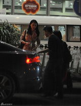 组图：姚晨深夜回京 男友曹郁亲自开豪车接机