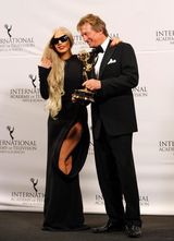 组图：Lady Gaga身着怪异镂空裙助阵国际艾美奖