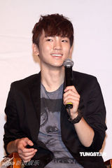 组图：SHINee抵台会粉丝 记者会破冰雕庆功