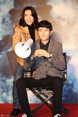 组图：方大同卖吉他拍MV 萧敬腾搞怪站台当名模